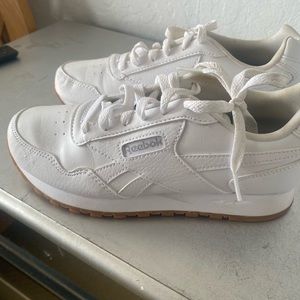 White Reeboxs fits women’s size 6 but are kids size 31/2